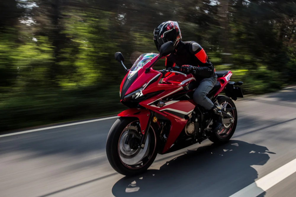 Marcas de Moto no Brasil: Quais as populares? 5 red motor biking road