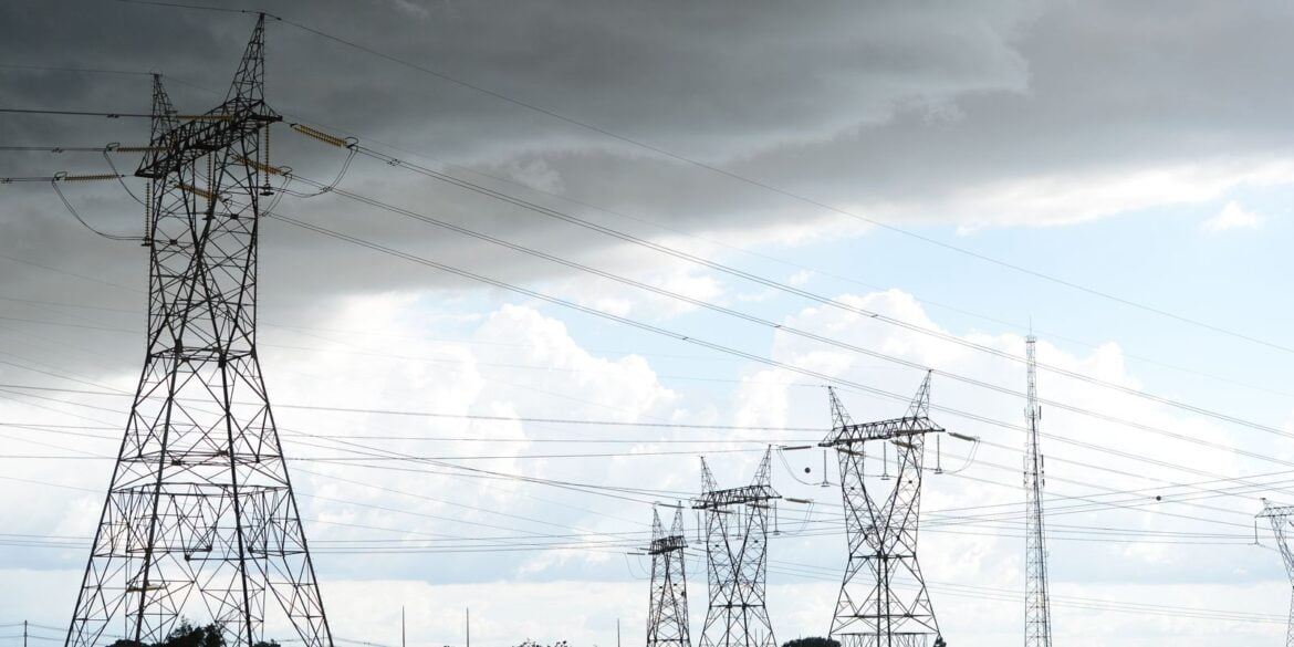 Leilão concede empreendimentos de transmissão de energia em 14 estados